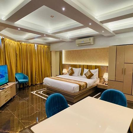 Home2 Renaissance Club Mumbai Bagian luar foto