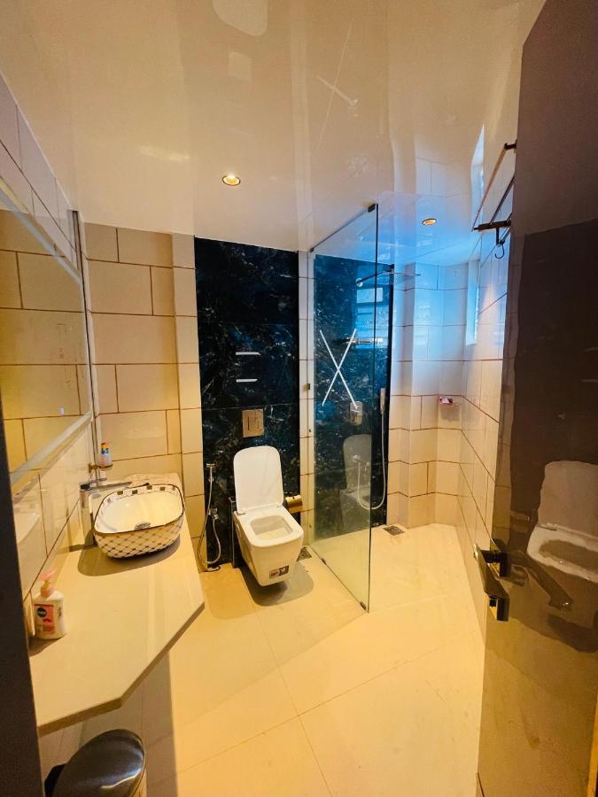 Home2 Renaissance Club Mumbai Bagian luar foto