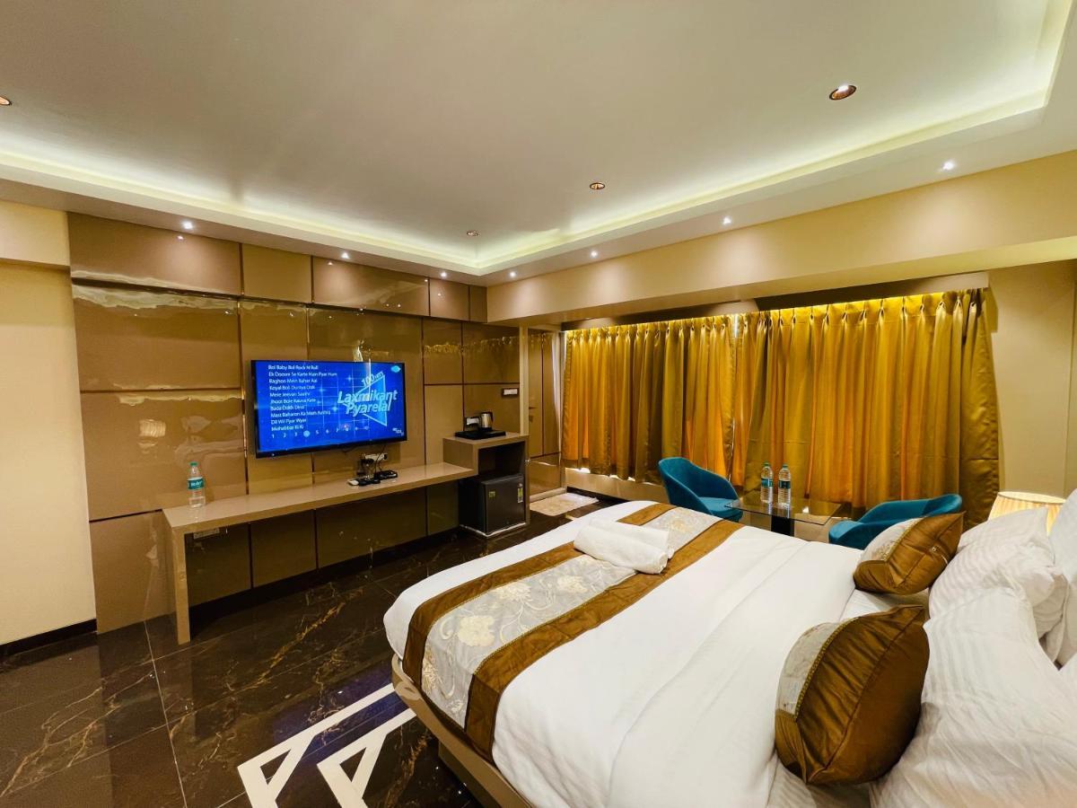 Home2 Renaissance Club Mumbai Bagian luar foto