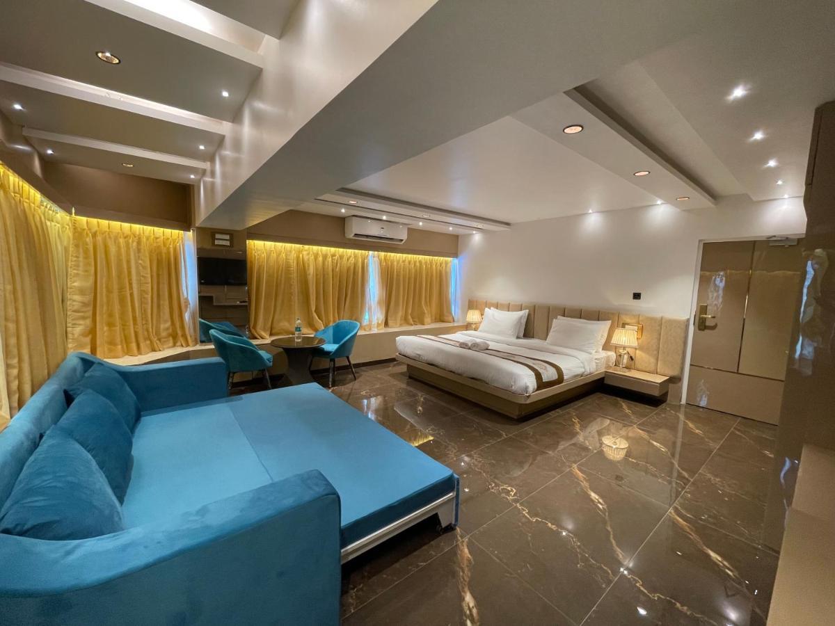 Home2 Renaissance Club Mumbai Bagian luar foto