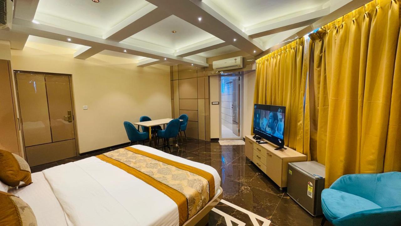 Home2 Renaissance Club Mumbai Bagian luar foto