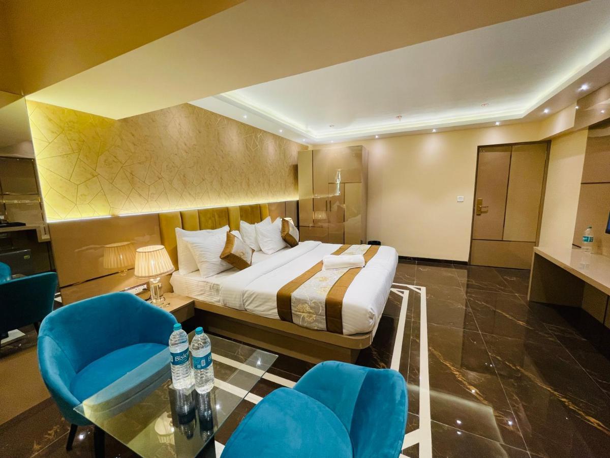 Home2 Renaissance Club Mumbai Bagian luar foto