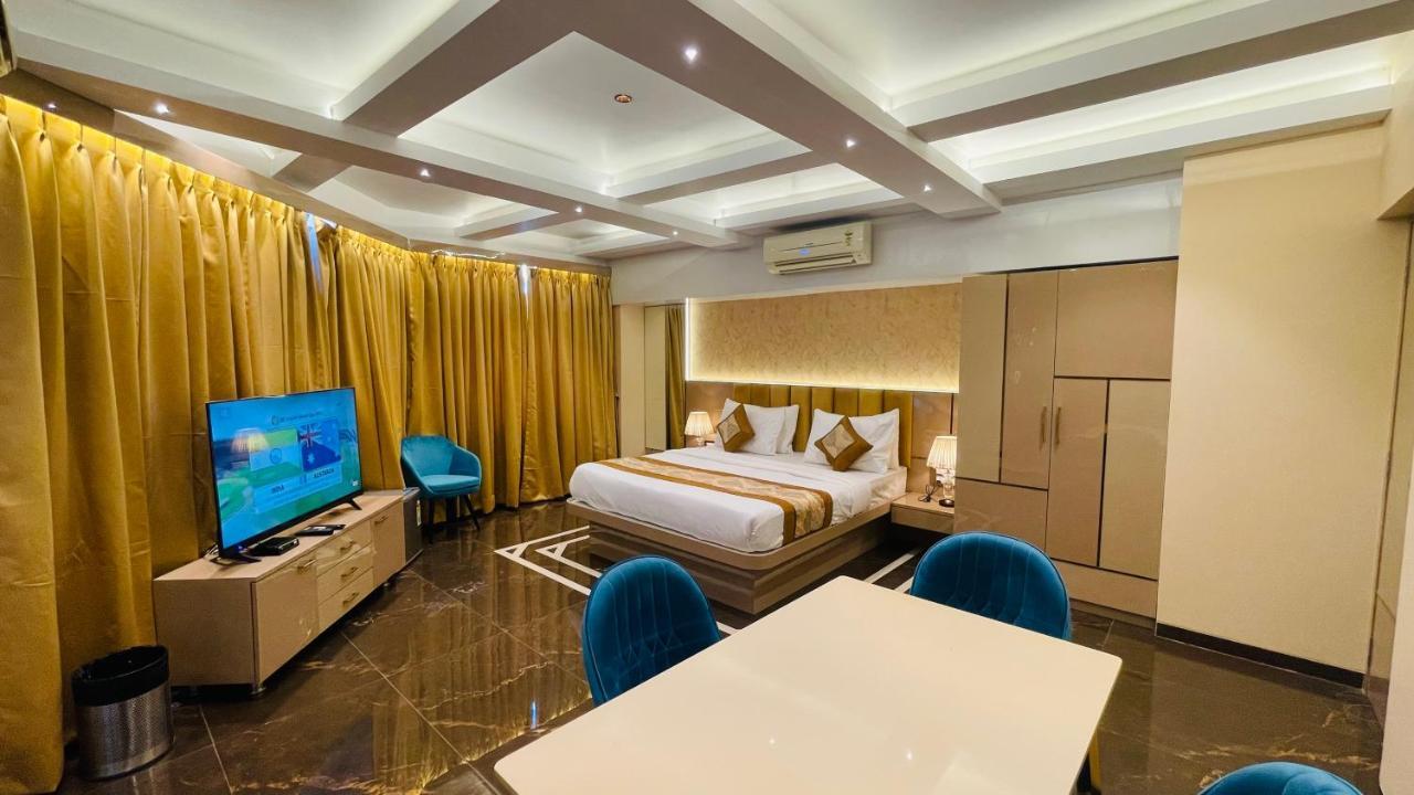 Home2 Renaissance Club Mumbai Bagian luar foto
