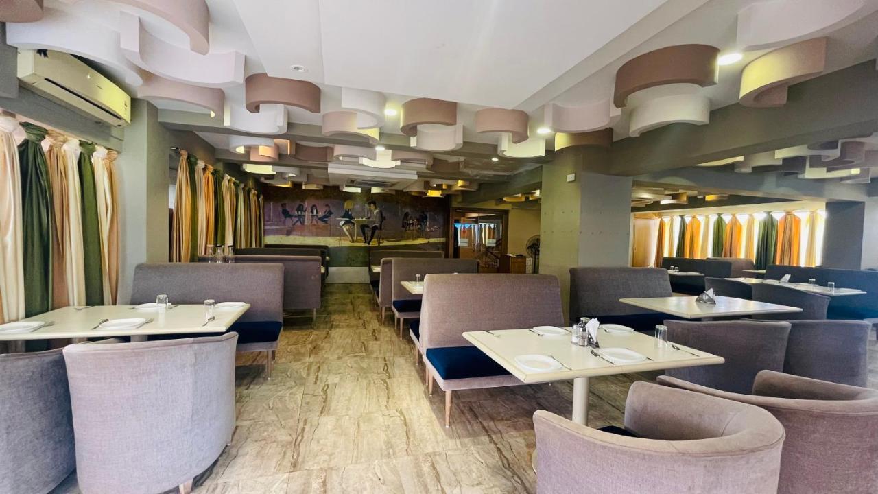Home2 Renaissance Club Mumbai Bagian luar foto