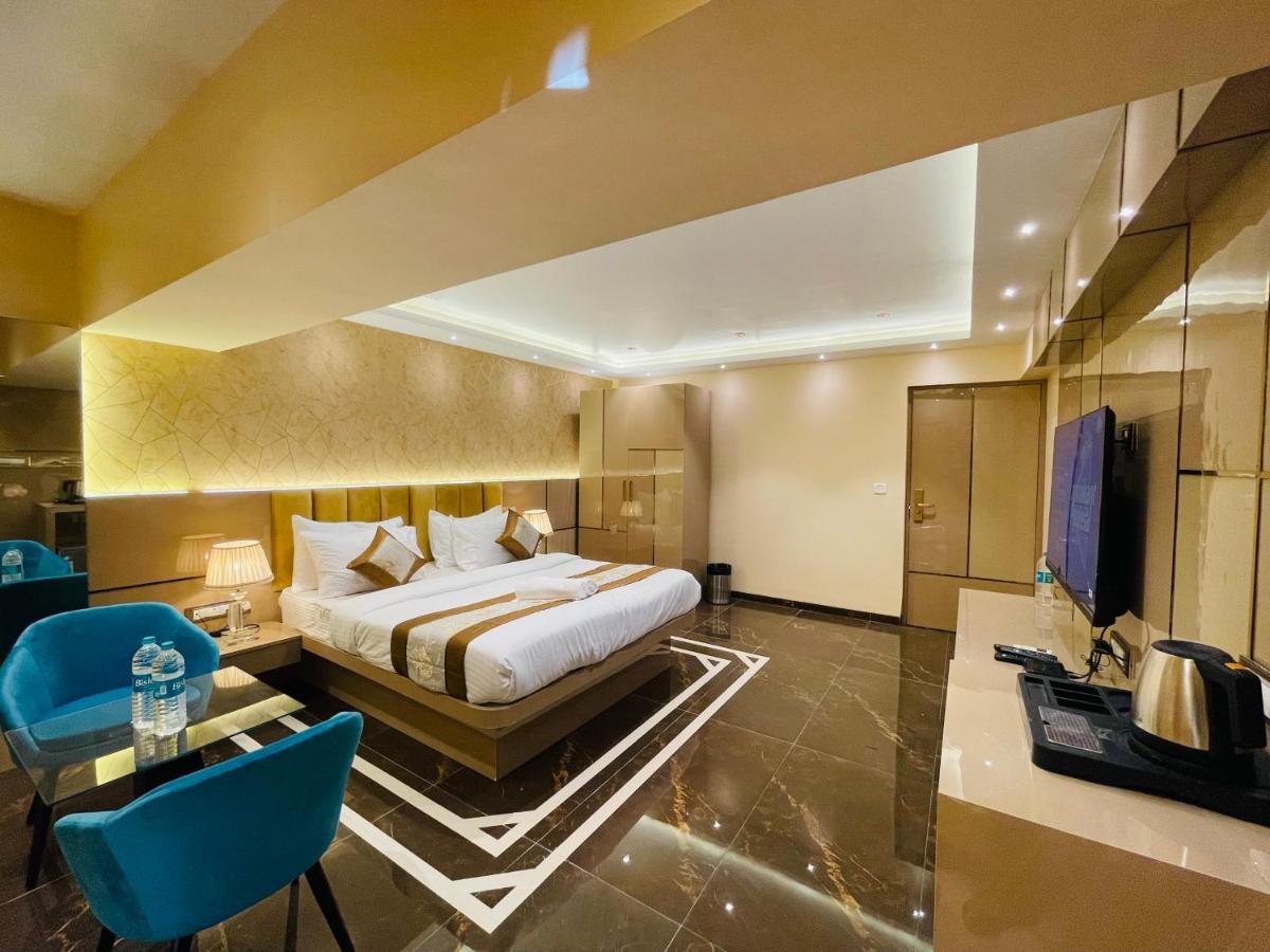 Home2 Renaissance Club Mumbai Bagian luar foto