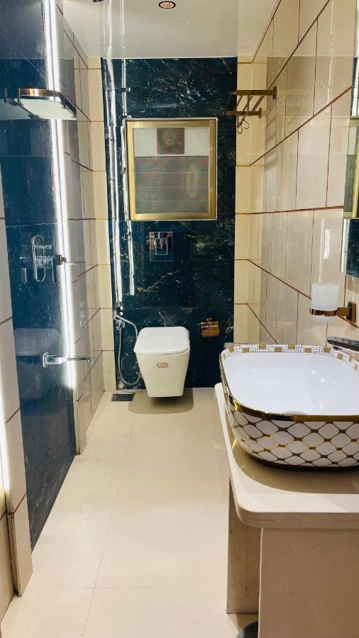 Home2 Renaissance Club Mumbai Bagian luar foto