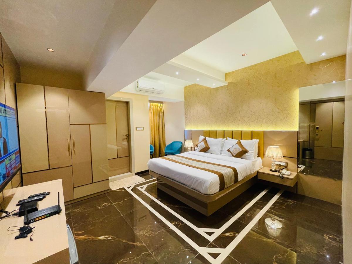 Home2 Renaissance Club Mumbai Bagian luar foto