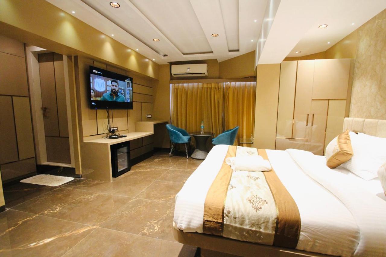Home2 Renaissance Club Mumbai Bagian luar foto