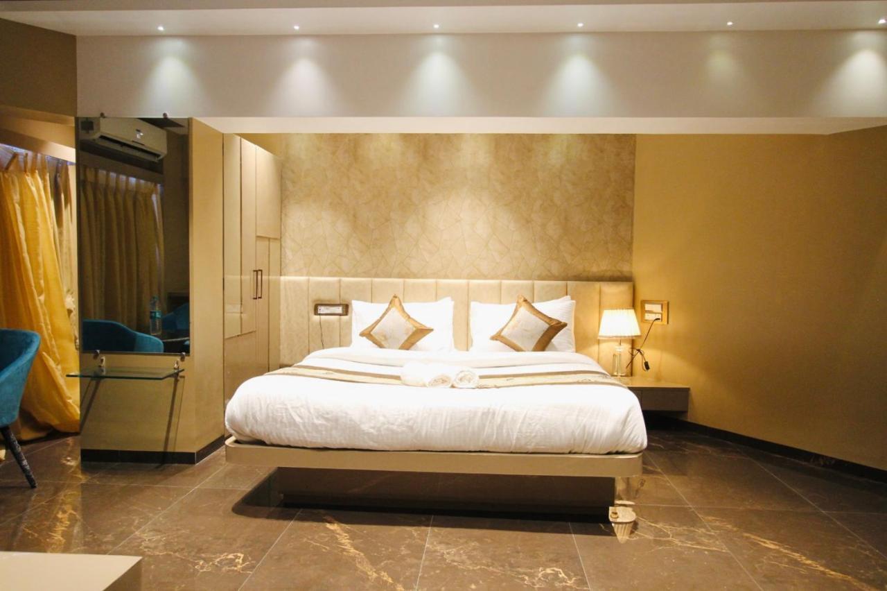Home2 Renaissance Club Mumbai Bagian luar foto