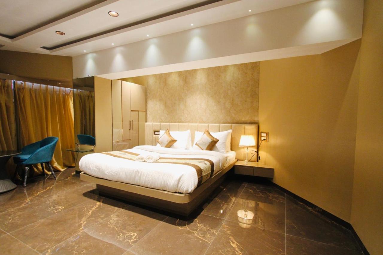 Home2 Renaissance Club Mumbai Bagian luar foto