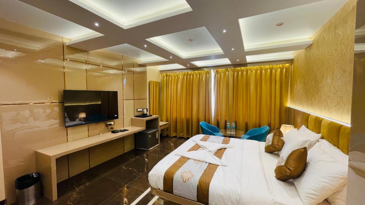 Home2 Renaissance Club Mumbai Bagian luar foto