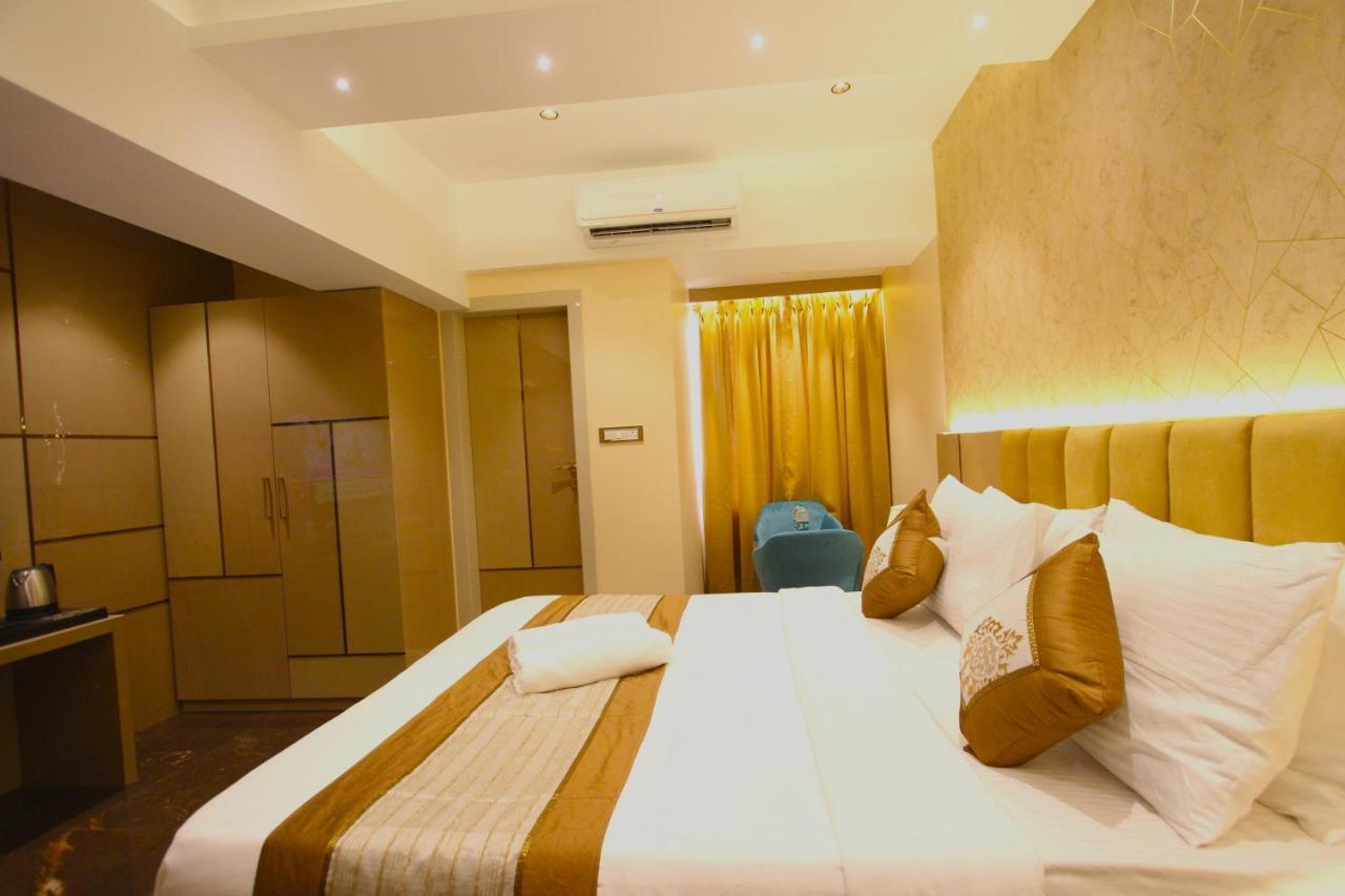 Home2 Renaissance Club Mumbai Bagian luar foto