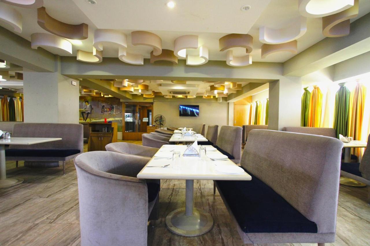 Home2 Renaissance Club Mumbai Bagian luar foto