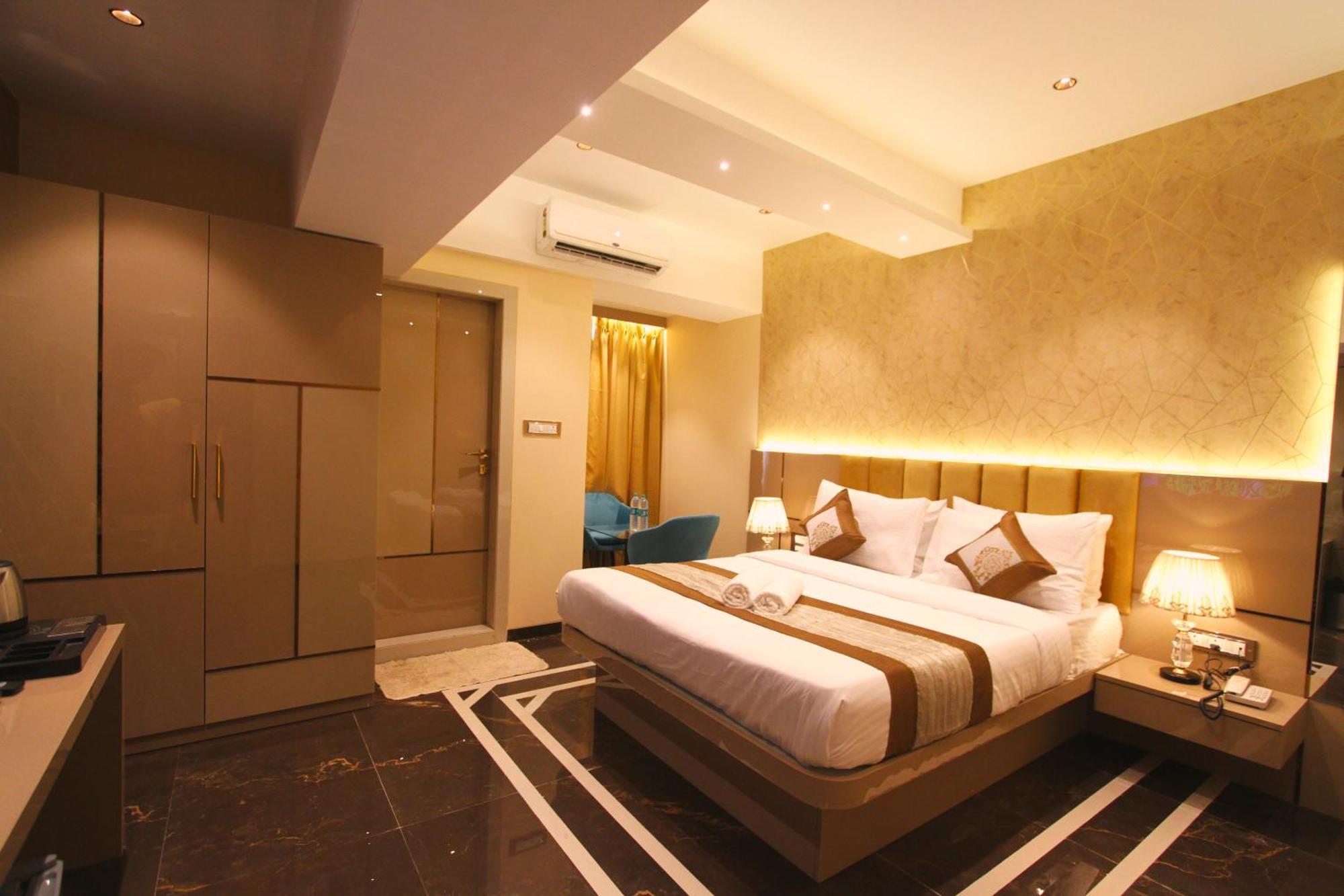 Home2 Renaissance Club Mumbai Bagian luar foto