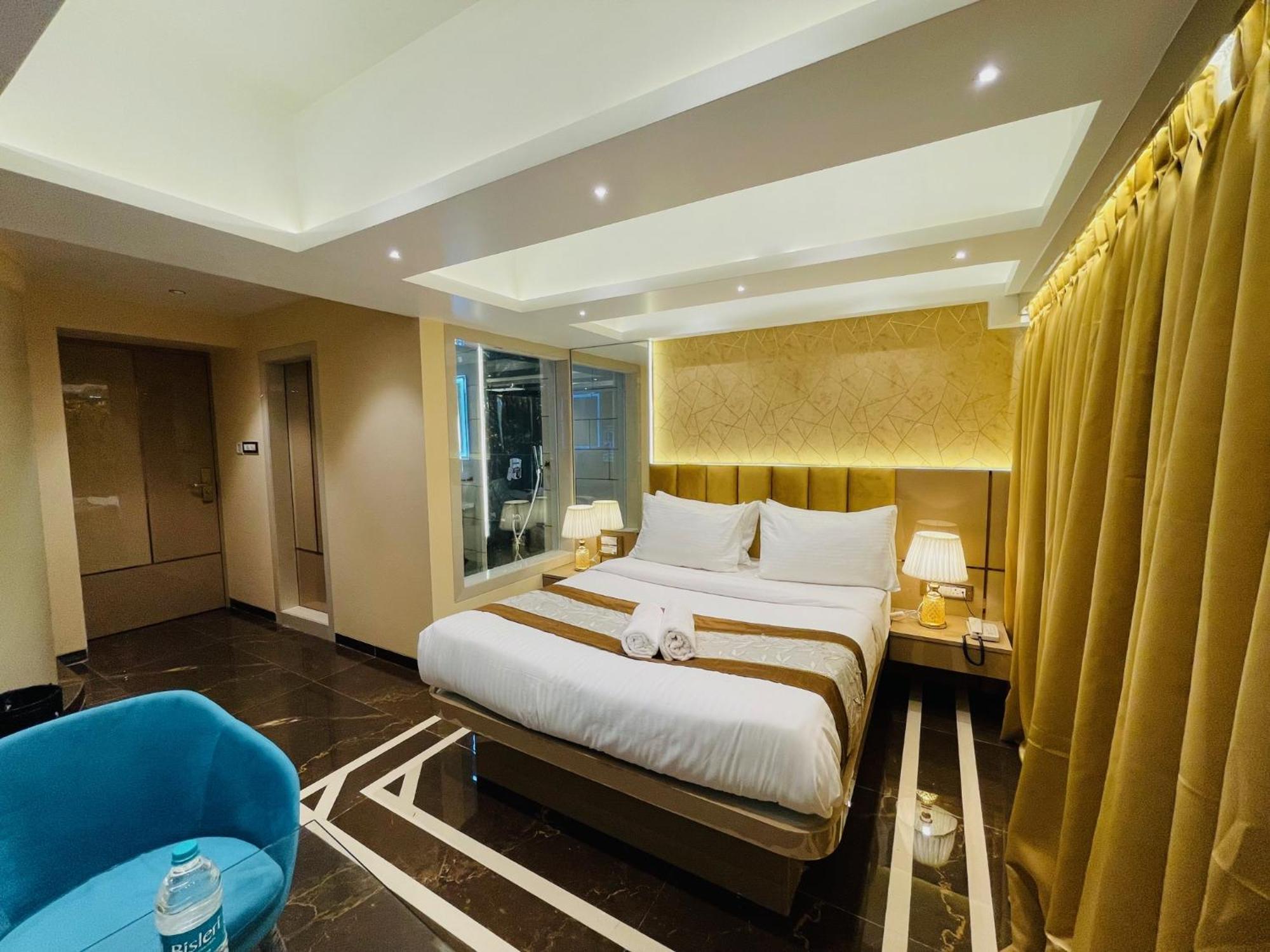 Home2 Renaissance Club Mumbai Bagian luar foto