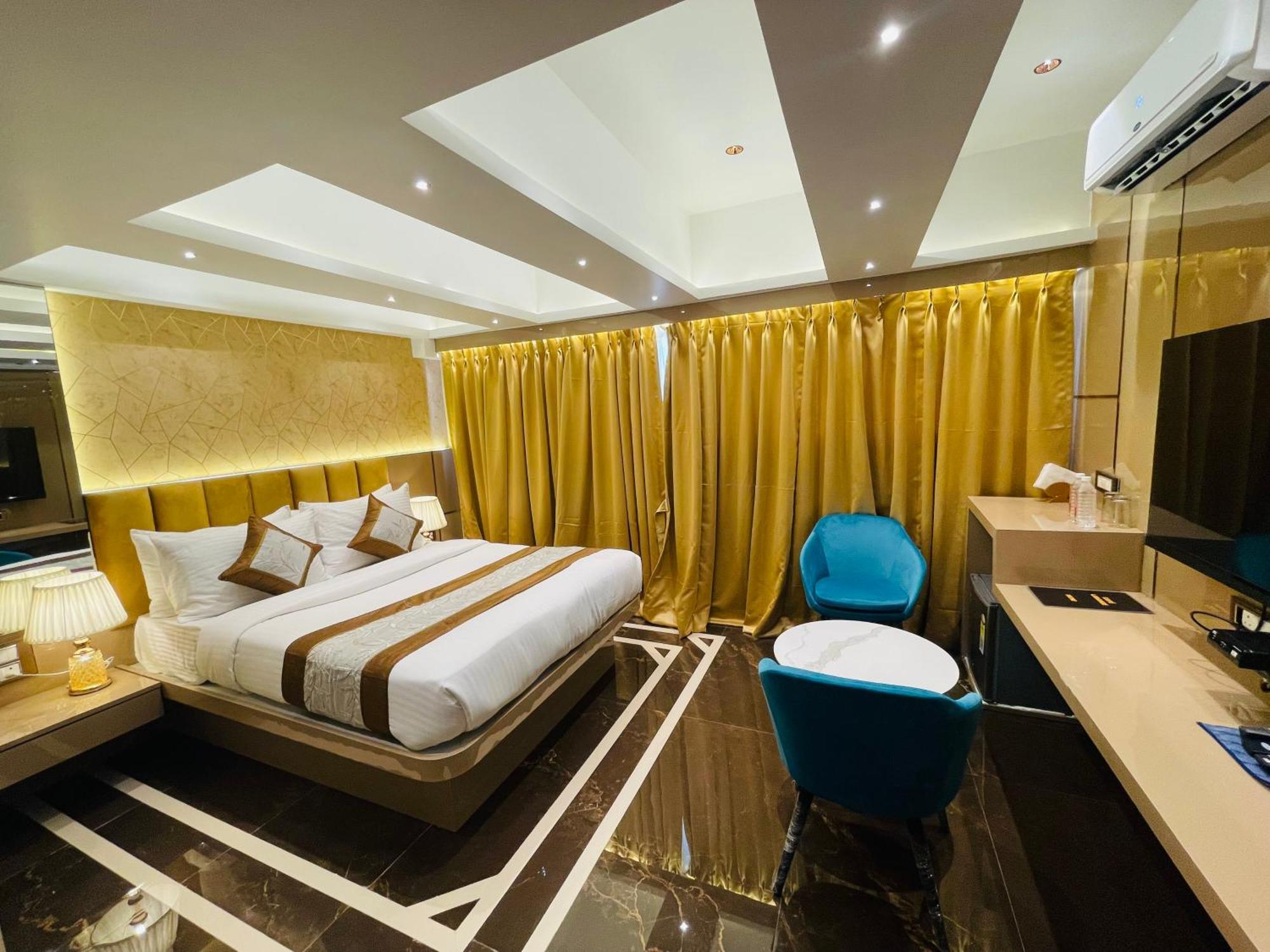 Home2 Renaissance Club Mumbai Bagian luar foto