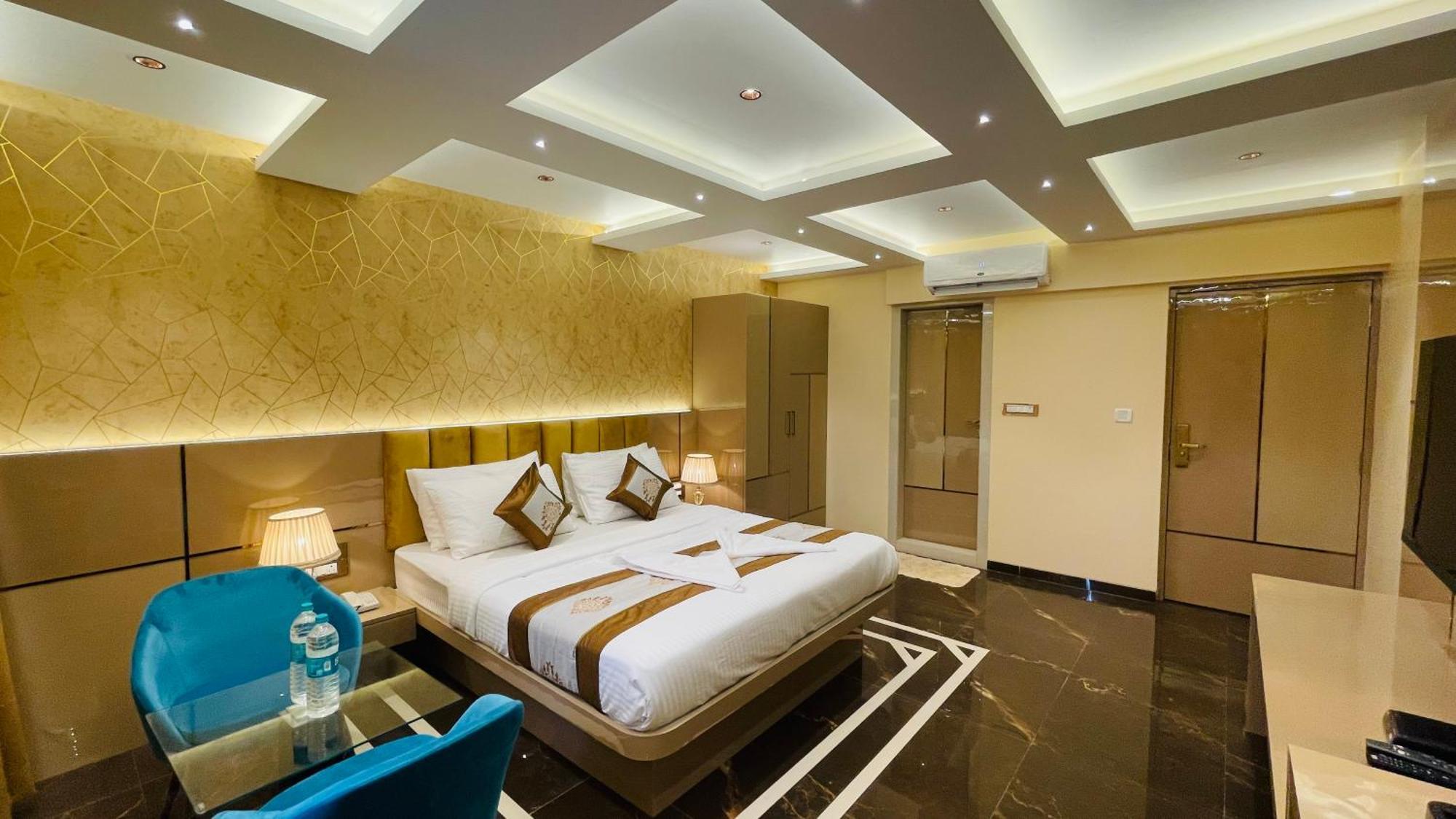 Home2 Renaissance Club Mumbai Bagian luar foto