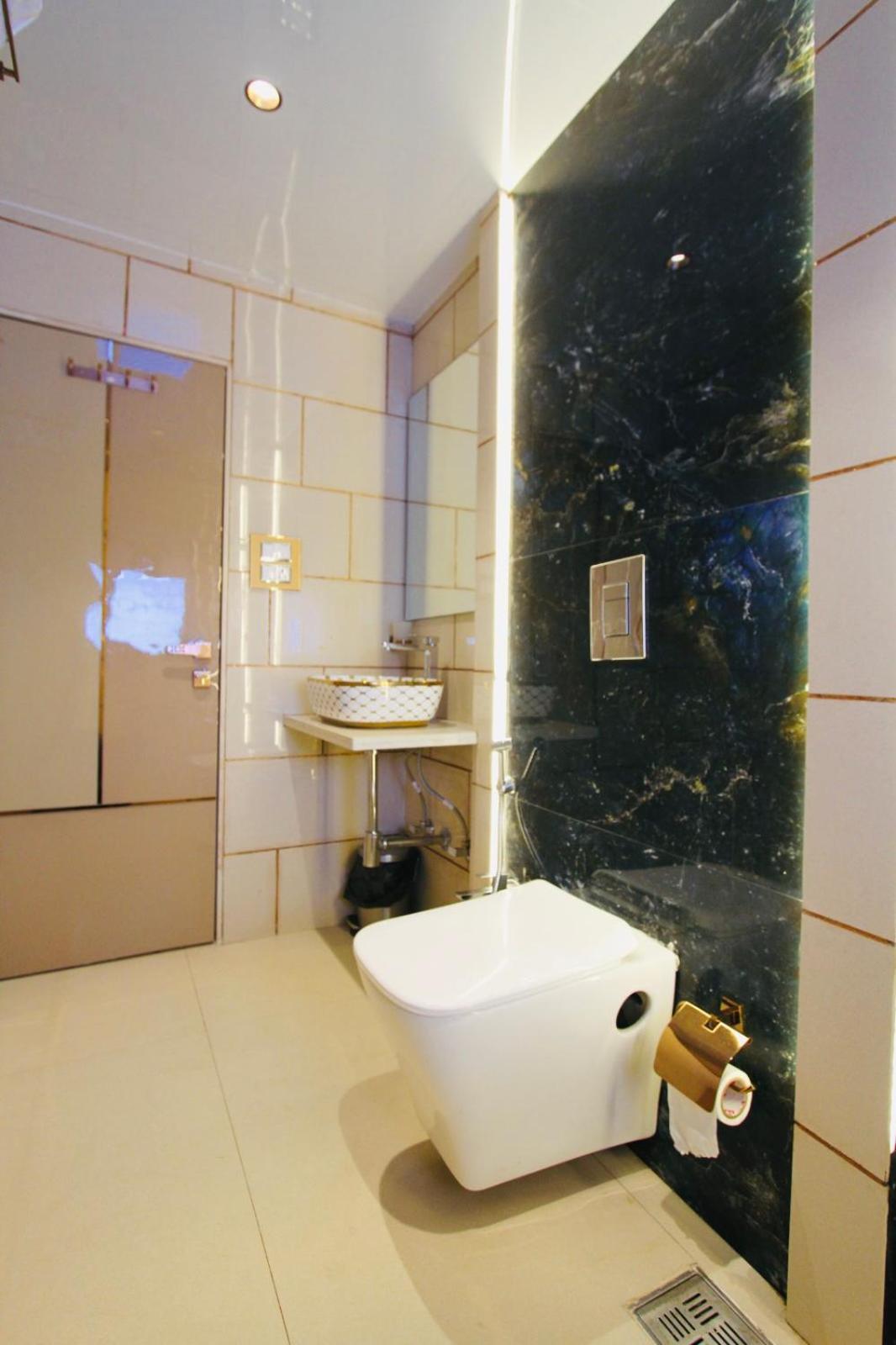 Home2 Renaissance Club Mumbai Bagian luar foto