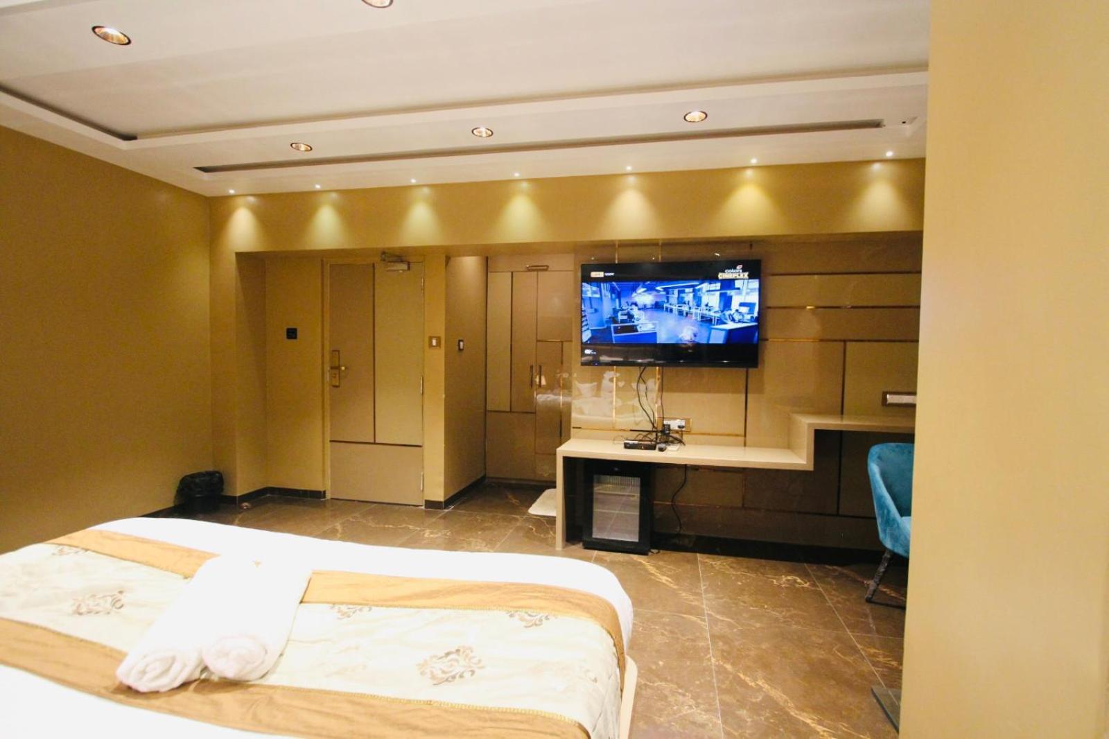 Home2 Renaissance Club Mumbai Bagian luar foto
